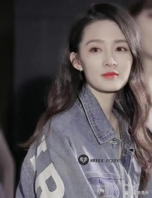 李沁又瘦了,营业照美出新高度,肩颈线超好看