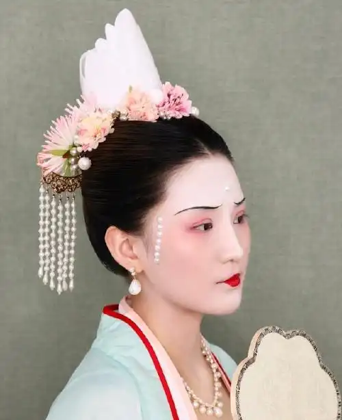 例如唐朝的绢花,又或者是秦朝的布条,除了这些独特的发型配饰之外