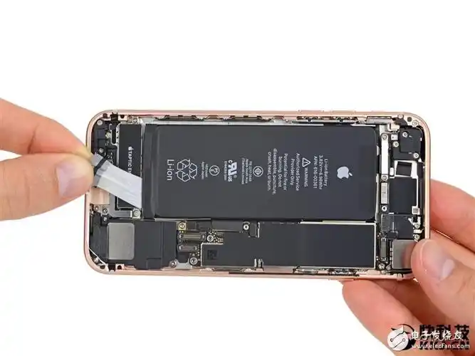 前面板很快就拿掉了显示排线是老样子,但是讨厌的苹果私有螺丝不见了