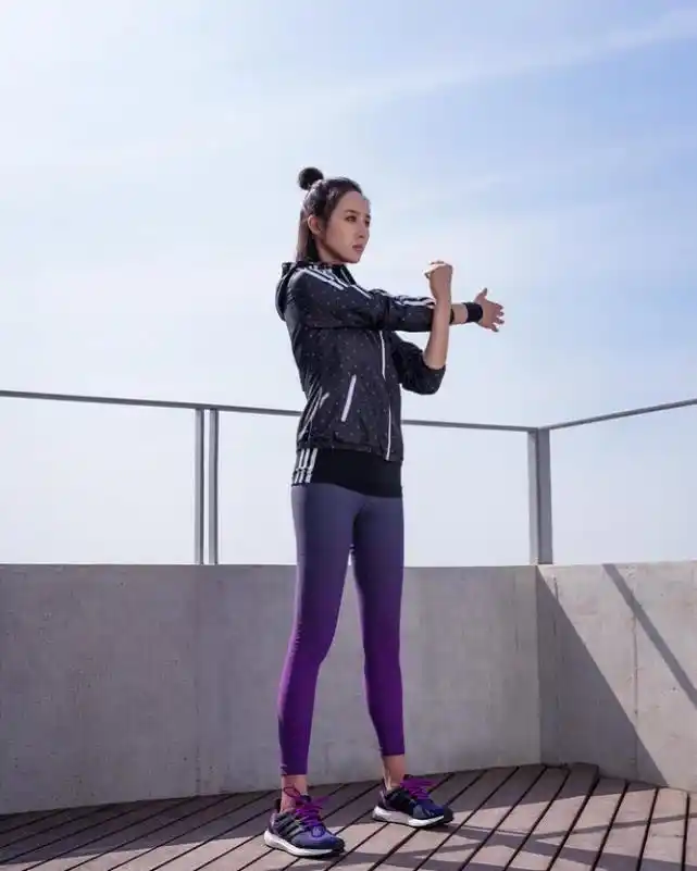 张钧甯着长裙优雅轻盈少女肌全凭健身自律的人真可怕