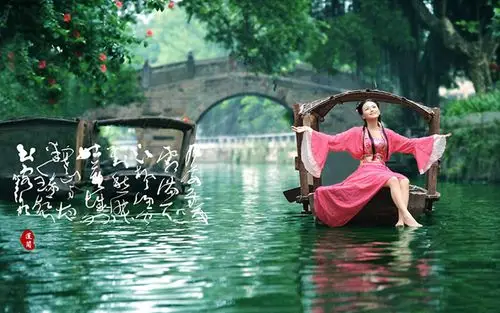 首页 桌面壁纸 美女壁纸 江南烟雨中的水乡女子湖中泛舟唯美桌面壁纸