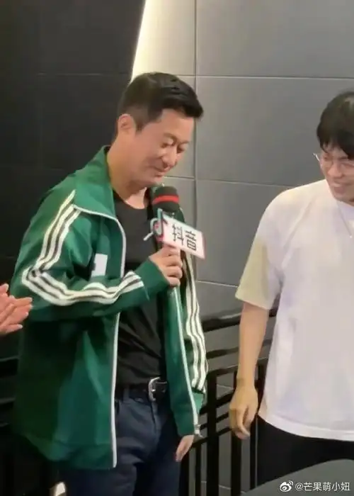吴京穿经典绿色运动服外套,再现经典表情包造型,穿这件衣服的精髓就是
