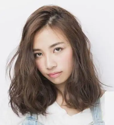 额头窄适合的发型三 蓬松的中长发烫发发型,同样与偏分刘海搭配,烘托