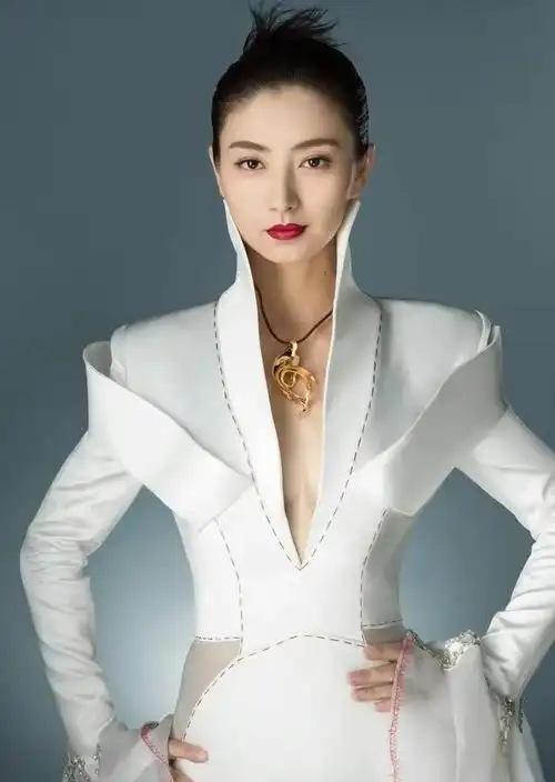 斓曦:优雅迷人,古典吸睛写真!__财经头条