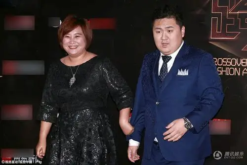 贾玲携"绯闻男友"走红毯 拉衣服大笑好亲昵