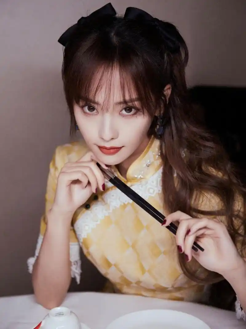 时尚研习社第七期# 张嘉倪的身材也太好了吧,一袭黄色旗袍搭配长发