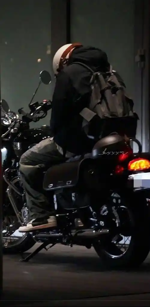 据相关人士透露,exo成员朴灿烈将在同时为摩托车品牌制作独特宣传曲.