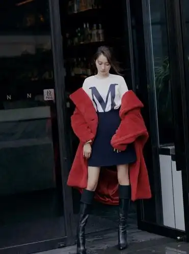 关晓彤瘦身成功疯狂秀身材,大红毛绒大衣配短裙长靴,身高腿长_手机