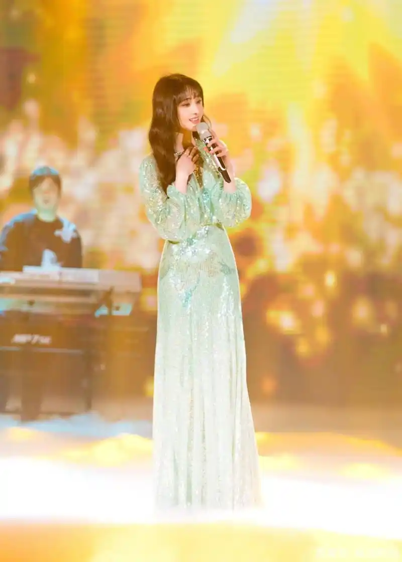 郑爽亮相春晚大舞台,一袭薄荷绿长裙娓娓道来,秒变可爱小公主
