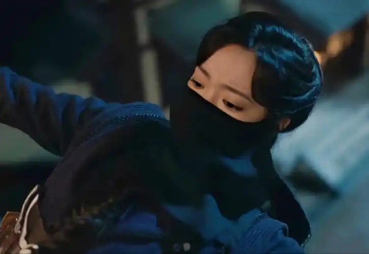 古装蒙面女神打戏 黑衣长靴女侠被人围攻 陷入苦战 竭力逃脱 再遇故人