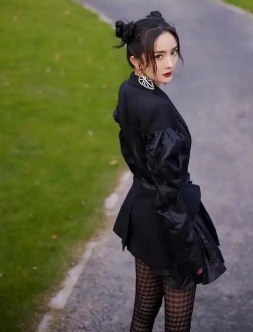 杨幂登节目风格大变穿西装裙梳丸子头一双小鸟腿太吸睛