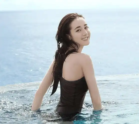 迪丽热巴穿泳衣,鞠婧祎穿泳衣,杨超越穿泳衣,看到关晓彤:这身材我酸了