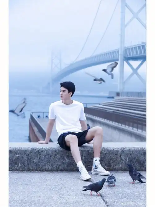 龚俊白t黑色短裤白袜