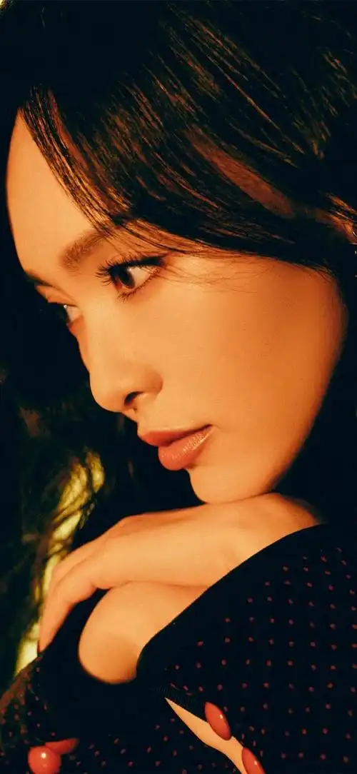 备受瞩目的女演员,她的出色表现和迷人外貌使她成为了众多粉丝的偶像