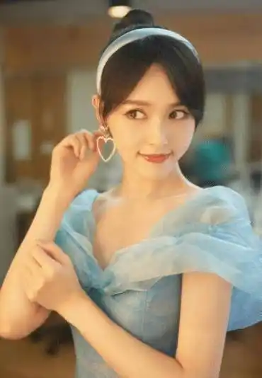 唐嫣在片场放飞对镜头比心大笑活力十足自嘲是抱小孩的手臂