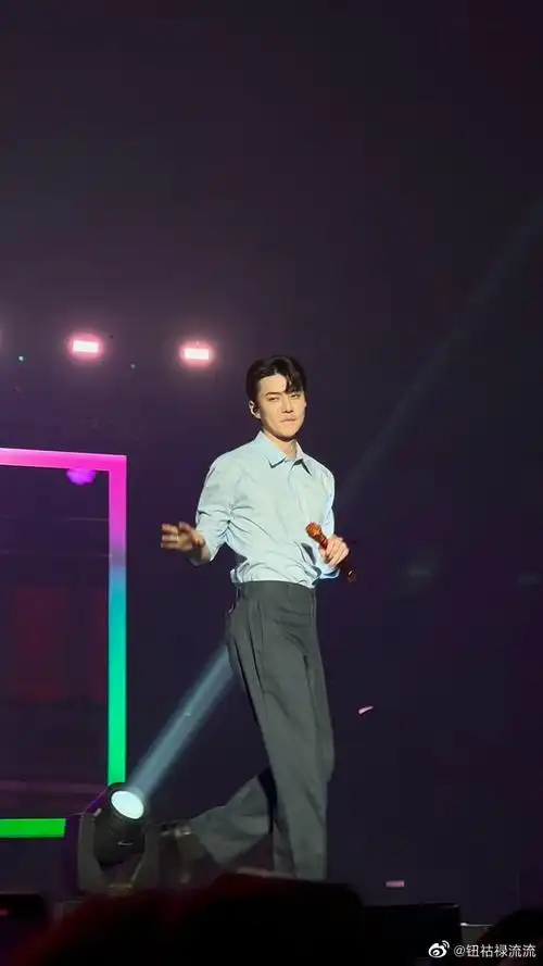 吴世勋exo见面会饭拍#西装简直不要太帅