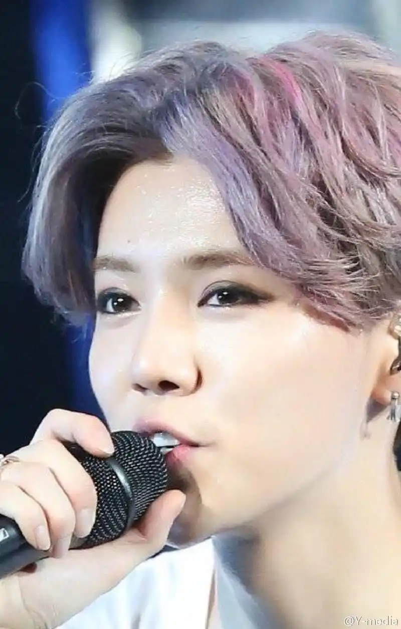 看完鹿晗的眼妆再看关晓彤的眼妆,网友:活得还没有男友精致