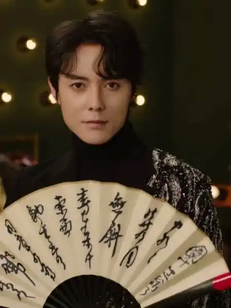 张超褚赢又回来啦,并用扇子拍了拍你的头说"想你了"