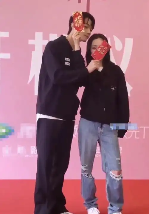 有媒体曝光出了一段杨幂许凯在拍摄《爱的二八定律》时的吻戏路透