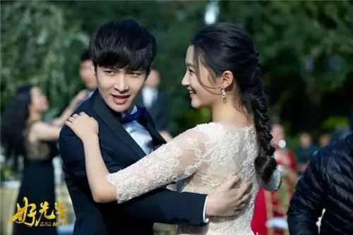 《好先生》张艺兴手揽关晓彤 手足无措跳交谊舞(1/5)