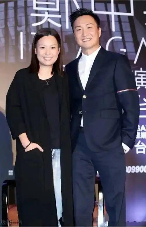 郑中基夫妻罕见同框 余思敏穿黑大褂走低调风 依偎动作显情商_黑色