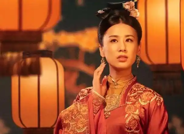 40岁黄圣依脱离滤镜出演"贵妃",扯下多少美颜女的遮羞布?