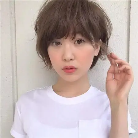 超短发露耳短发 头发剪裁得超短的一面,干练清爽.