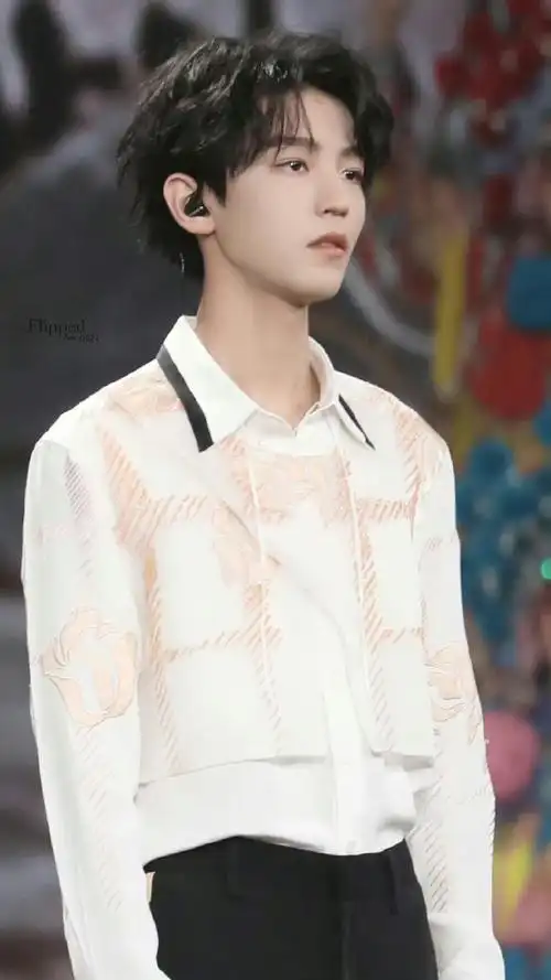 王俊凯超话回顾那年今日,又是被限定21岁长发凯汁漂亮晕的一天,孟超