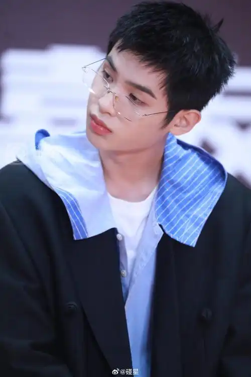 啊啊啊啊啊啊啊啊啊啊谁懂这个眼镜的杀伤力啊#黄明昊我在横店打蓝球