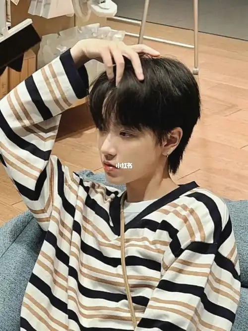 发型92两侧铲短露耳鬓角留长92顶部长度一厘米左右微蓬松92刘海