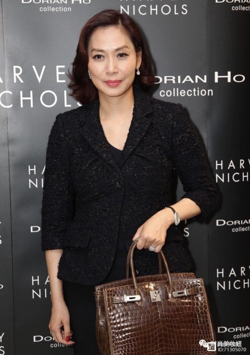 邝美云骨子里的贵气穿黑色西装配贵妇包贵妇气质惊艳