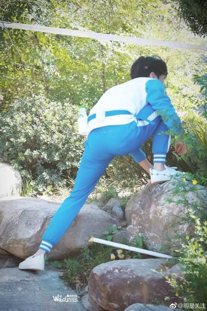 tfboys王俊凯背影霸气侧漏,网友:真不愧是凯爷,张张霸气!