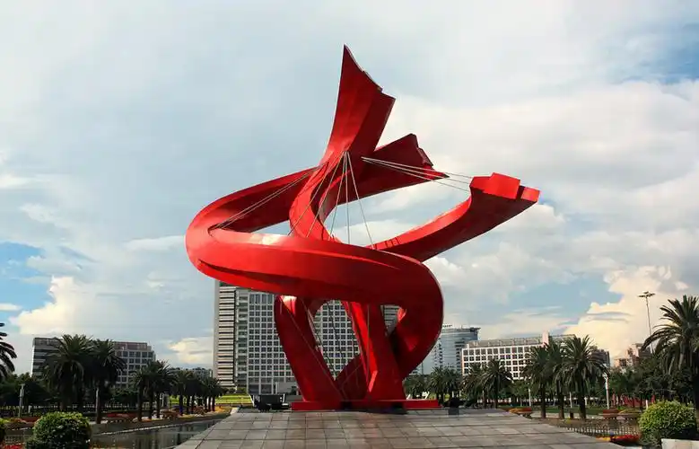 东莞市位于广东省中南部,珠江口东岸,北接广州,南连深圳.