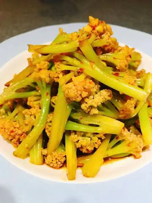 1:有机花菜切好装盘 2:水烧开加少许盐下花菜焯水3分钟左右(个人感觉