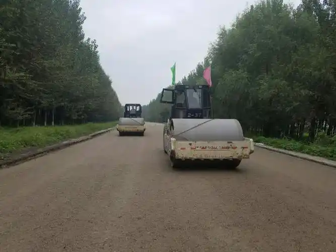 图为水稳碎石碾压现场