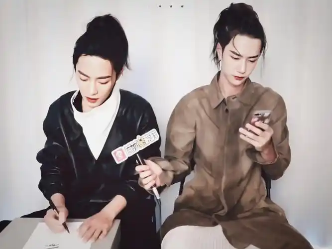 博君一肖肖战王一博时尚芭莎