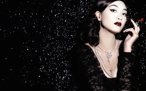 桌面壁纸 明星图片 > 正文  本文 应采儿写真图集_时尚大气的应采儿由