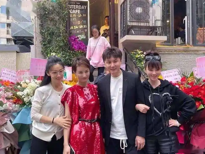 铁三角重聚!满满回忆杀!万蒂妮和贝倩妮姐妹花!友谊万岁!