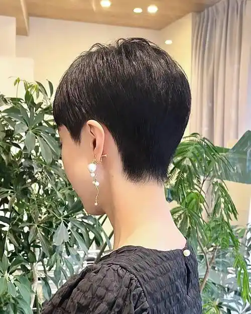 我推荐露耳短发,利落还时尚