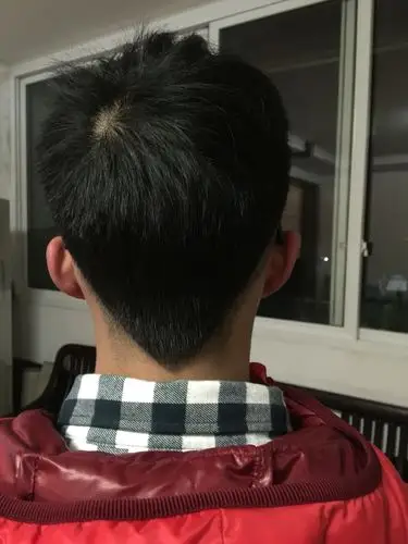 小子说想看下自己的后脑勺原来自以为完美的发型居然长这样