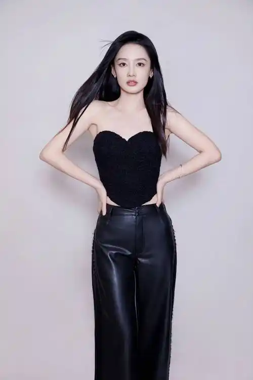 李沁最新时尚造型_摩登_一身_黑色