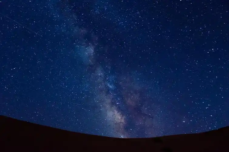 天空中有几颗发亮的星,寥寥几片自云,一轮满月像玉盘一样嵌在蓝色