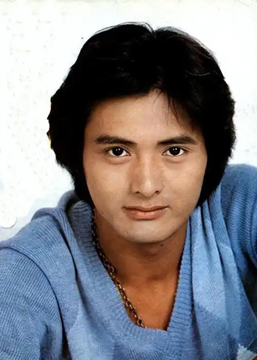 出身贫寒,中学辍学,当年毫不起眼的周润发,如何博得青睐,成功出演