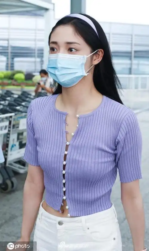 周洁琼穿香芋紫短t现身机场温婉妩媚小秀性感