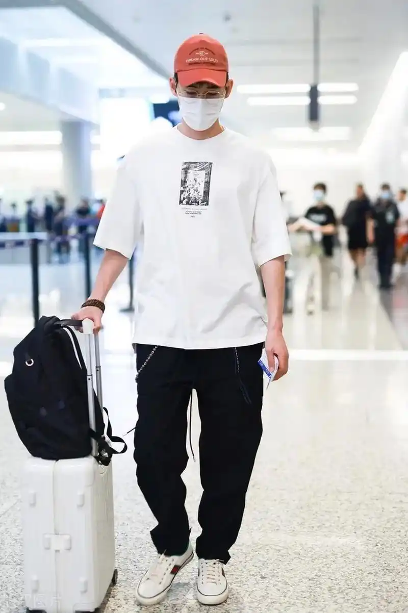 张翰亮相上海机场,他这次走经典的黑白风搭配,看上去极为帅气,也非常