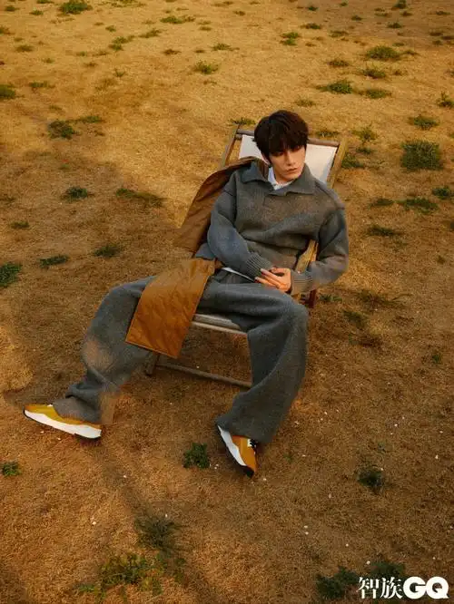 张颜齐演绎8套粗粝针织穿搭