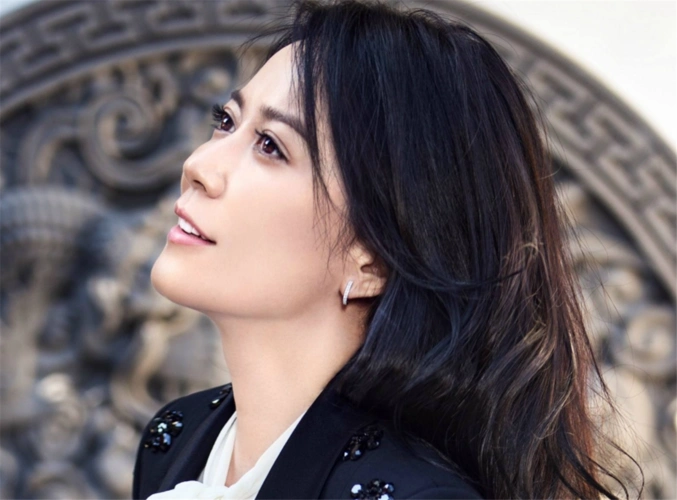 50岁的单身女明星被问生理需求时,她回答让人大跌眼睛