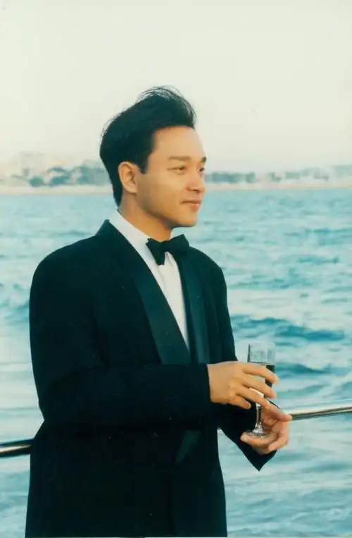 求张国荣侧面大图,非常经典那一张,要清晰的可以当桌面的,一直没找到