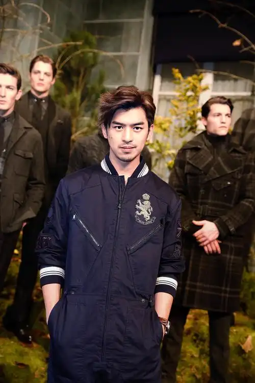 陈柏霖受邀米兰时装周帅气有型少年感爆棚