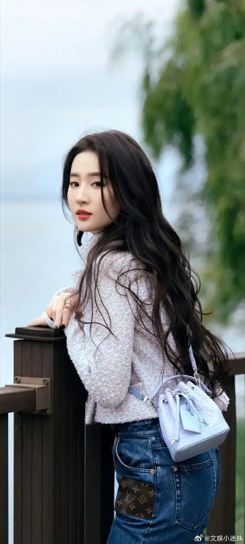 刘亦菲15岁出道至今仍然是亚洲第一美女,刘天仙170cm,会英语 粤语